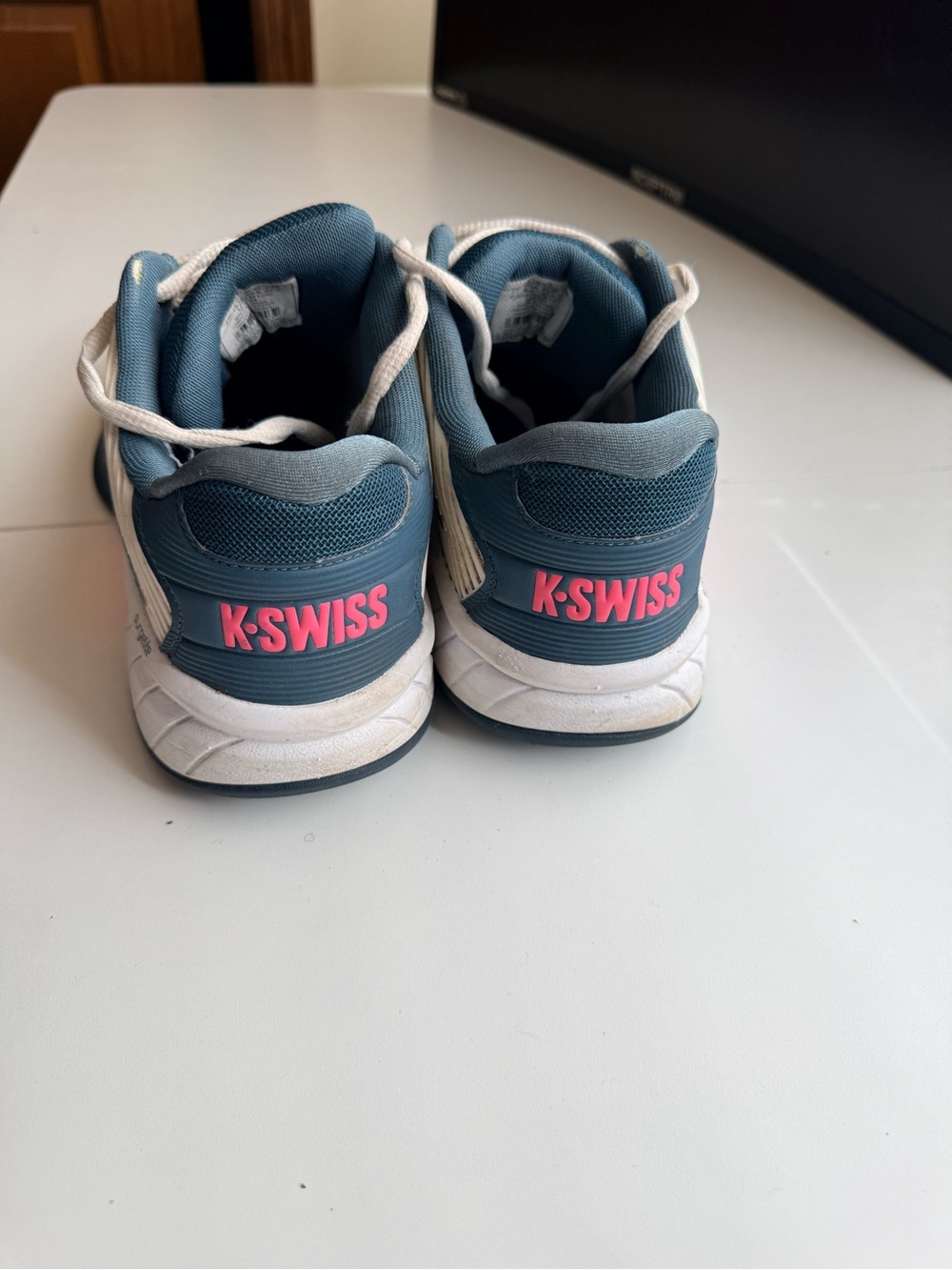 K-Swiss Hypercourt Express 2 Tennis Shoes Men’s 9.5 White Blue Pink - Picture 9 of 12